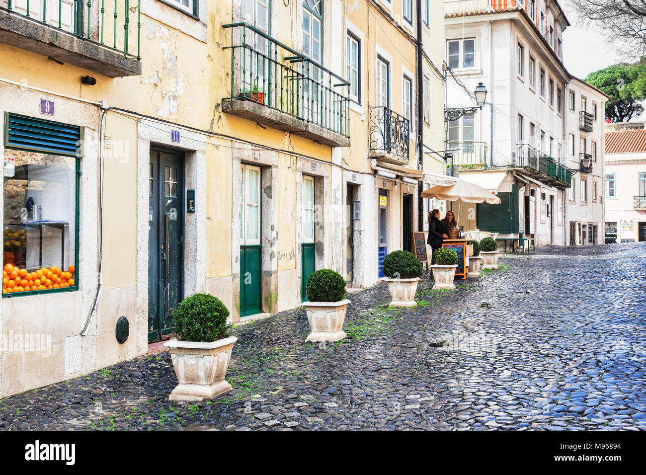 1 mars 2018, Lisbonne, Portugal - une rue typique de la vieille ville de Lisbonne, près de le château mauresque, avec la chaussée portugaise. Banque D'Images