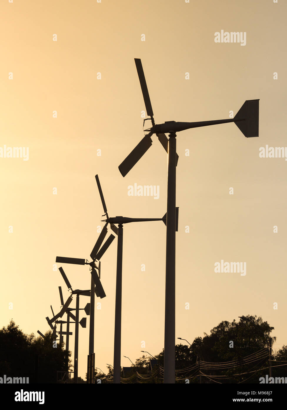 Les éoliennes produisant de l'électricité d'ossature avec coucher du soleil - Concept de conservation de l'énergie Banque D'Images