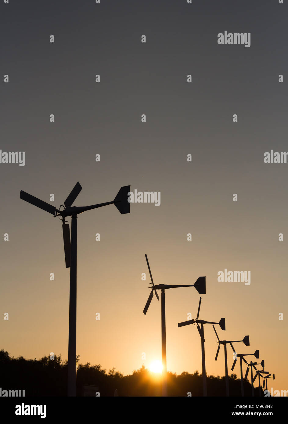 Les éoliennes produisant de l'électricité d'ossature avec coucher du soleil - Concept de conservation de l'énergie Banque D'Images