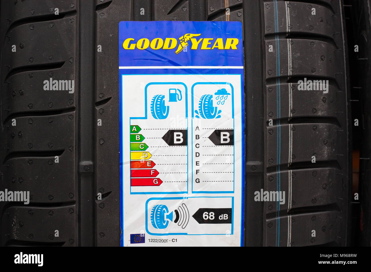 Tout nouveau pneu Goodyear avec étiquette avec l'information sur la sécurité, l'économie de carburant et le bruit externe. Utilisez uniquement éditoriale Banque D'Images