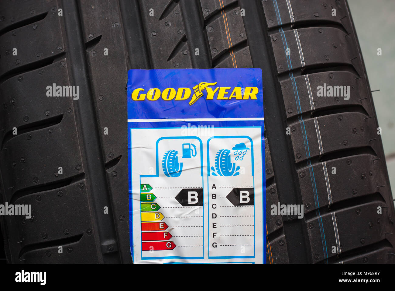 Tout nouveau pneu Goodyear avec étiquette avec l'information sur la sécurité, l'économie de carburant et le bruit externe. Utilisez uniquement éditoriale Banque D'Images