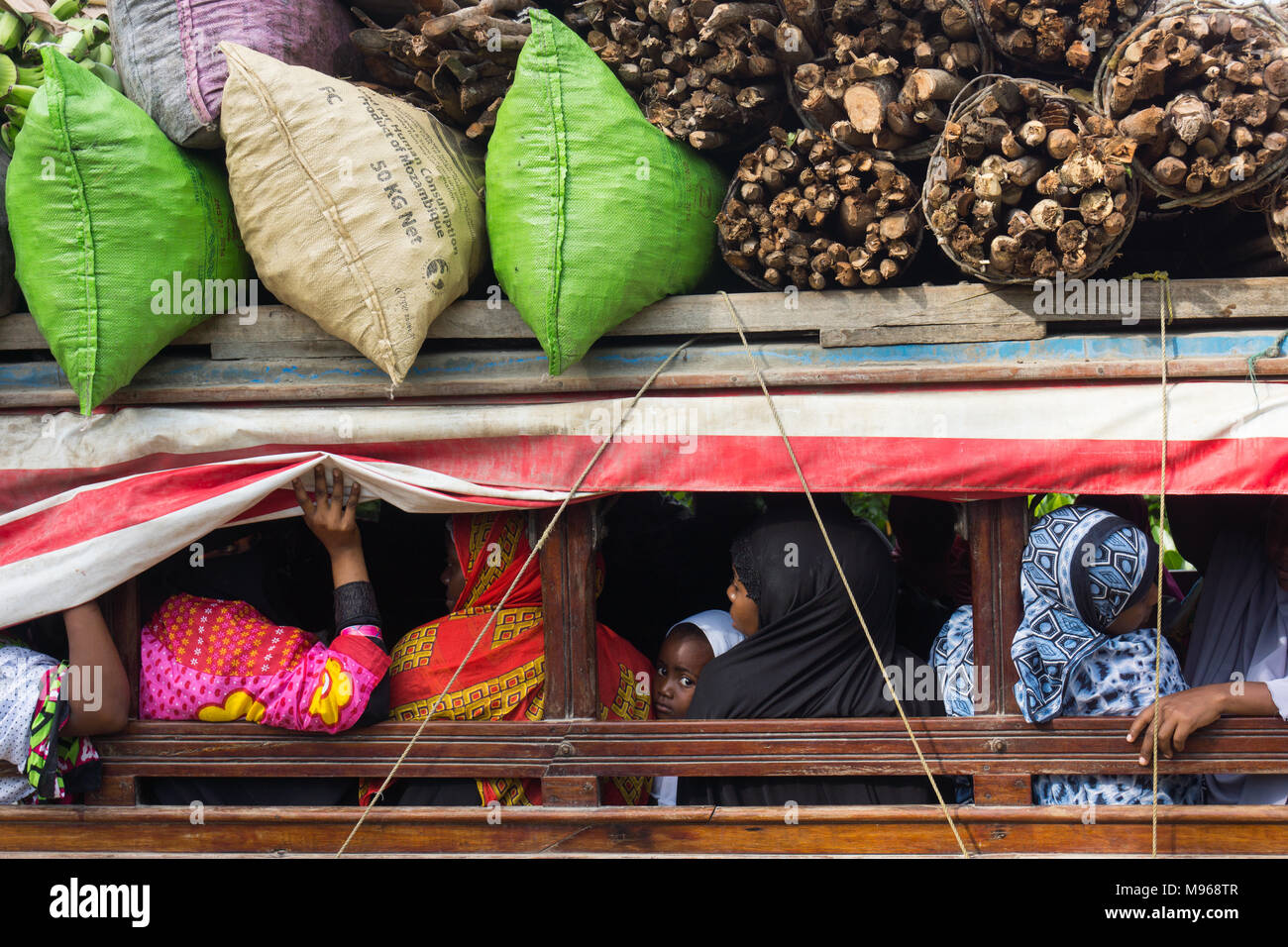 Un petit camion avec bondés de passagers et de marchandises en Afrique. Banque D'Images