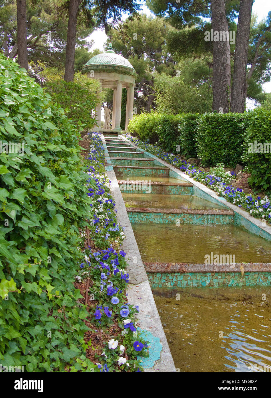 Cascade de l'eau au jardin de la Villa Ephrussi de Rothschild, le Cap Ferrat, au sud de la France, Var, Cote Azur, France, Europe Banque D'Images
