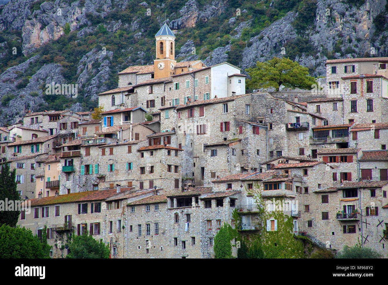 Le village médiéval fortifié Peillon s'accroche à une falaise donnant sur le Paillon de l'Escarène, Sud France, Alpes-Maritimes, Cote Azur, France Banque D'Images