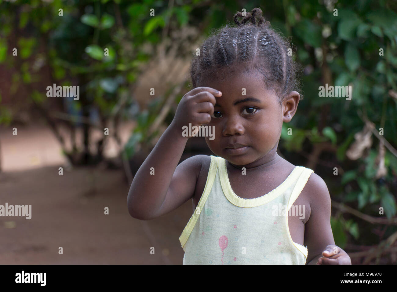 Jeune fille africaine nerveux jouant avec les cheveux. Banque D'Images