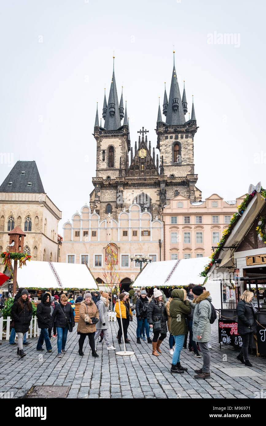 Prague, République tchèque - Mars 18, 2018 : Les gens sont visiter Prague Marché de Pâques sur la place de la vieille ville. Les marchés de Pâques (Velikonocni trhy) célébrer t Banque D'Images