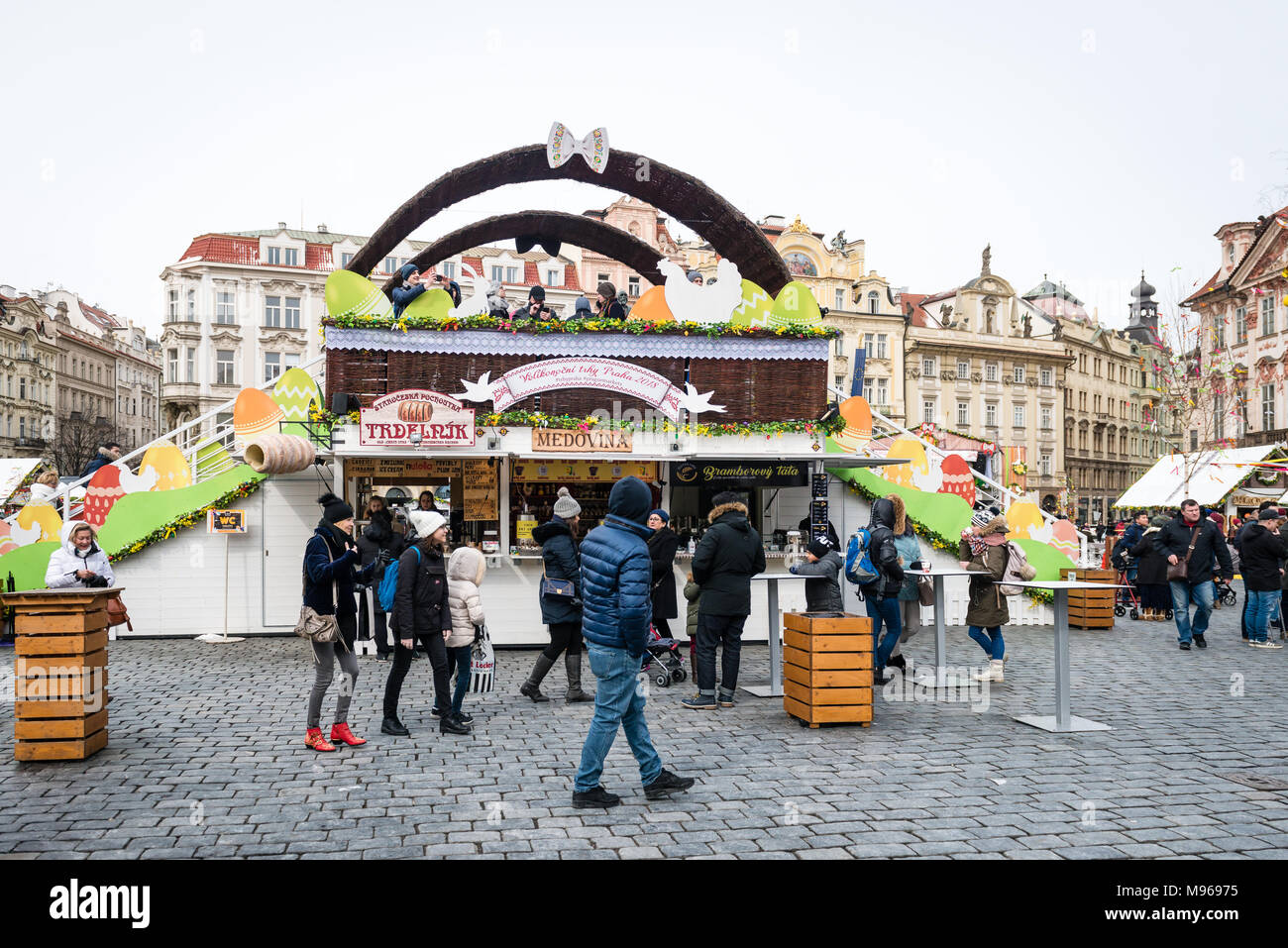 Prague, République tchèque - Mars 18, 2018 : Les gens sont visiter Prague Marché de Pâques sur la place de la vieille ville. Les marchés de Pâques (Velikonocni trhy) célébrer t Banque D'Images