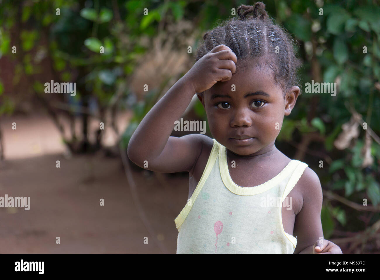 Jeune fille africaine nerveux jouant avec les cheveux. Banque D'Images