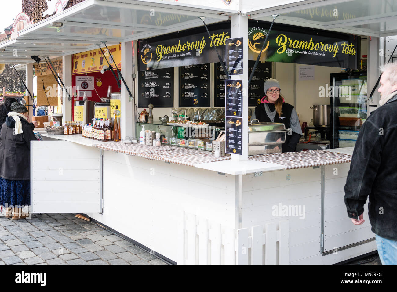 Prague, République tchèque - Mars 18, 2018 : Les gens sont visiter Prague Marché de Pâques sur la place de la vieille ville. Les marchés de Pâques (Velikonocni trhy) célébrer t Banque D'Images