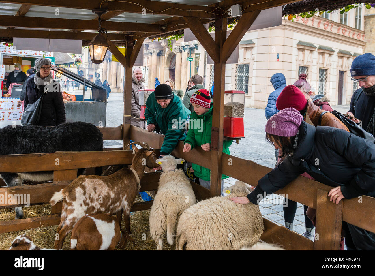 Prague, République tchèque - Mars 18, 2018 : Les gens sont visiter Prague Marché de Pâques sur la place de la vieille ville. Les marchés de Pâques (Velikonocni trhy) célébrer t Banque D'Images