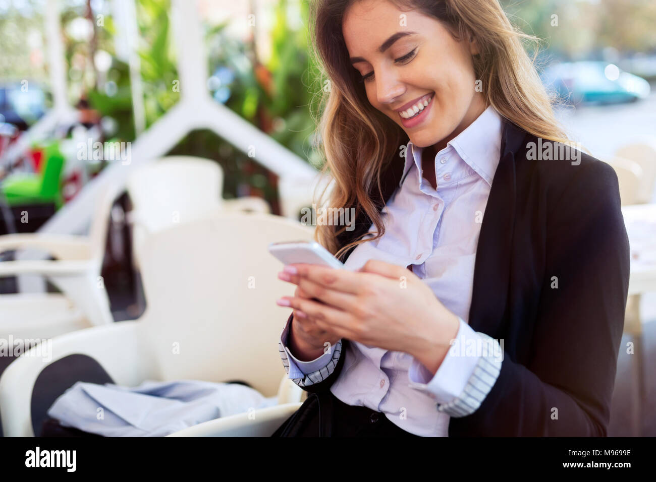 Beautiful woman using cellphone au texte Banque D'Images