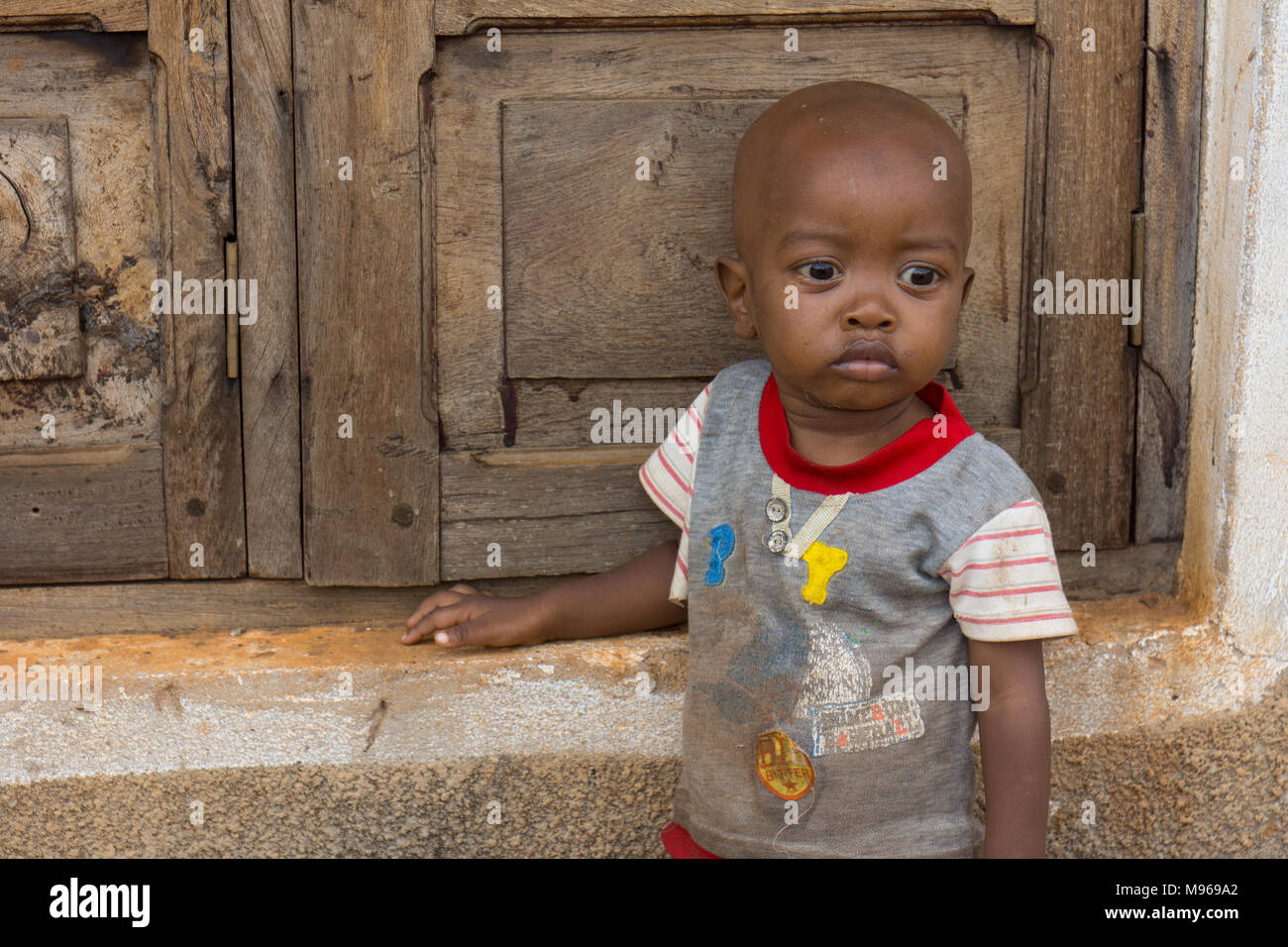 Jeune garçon timide à la triste à Zanzibar Banque D'Images