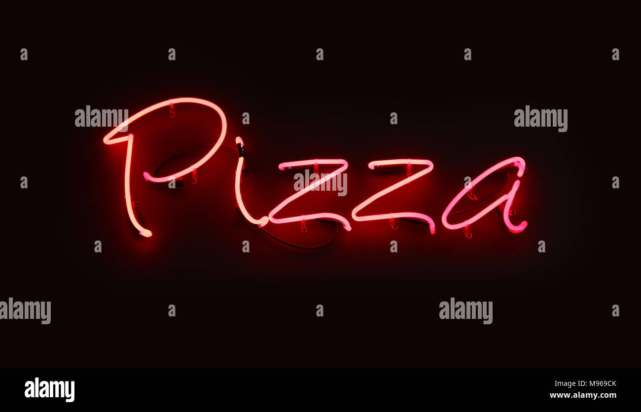 Close up PIZZA red neon light sign allumé dans le noir sur fond de mur noir Banque D'Images