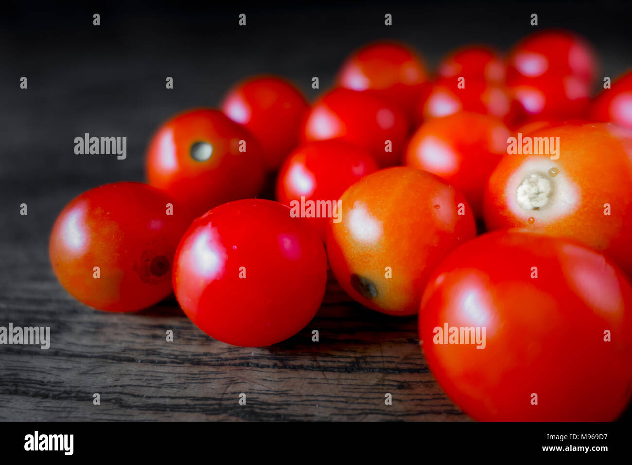 Tomates cerises rouges en bois Gros plan sur l'alimentation légumes bon sain Banque D'Images