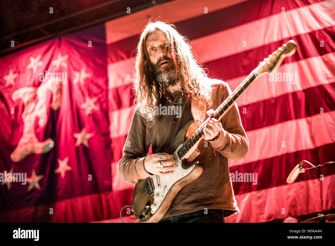 Norvège, Oslo - 12 mars, 2018. Le groupe de rock blues américain Chris Robinson Brotherhood effectue un concert live de la Rockefeller à Oslo. Ici chanteur, musicien et auteur-compositeur Chris Robinson est vu sur scène. (Photo crédit : Gonzales Photo - Terje Dokken). Banque D'Images