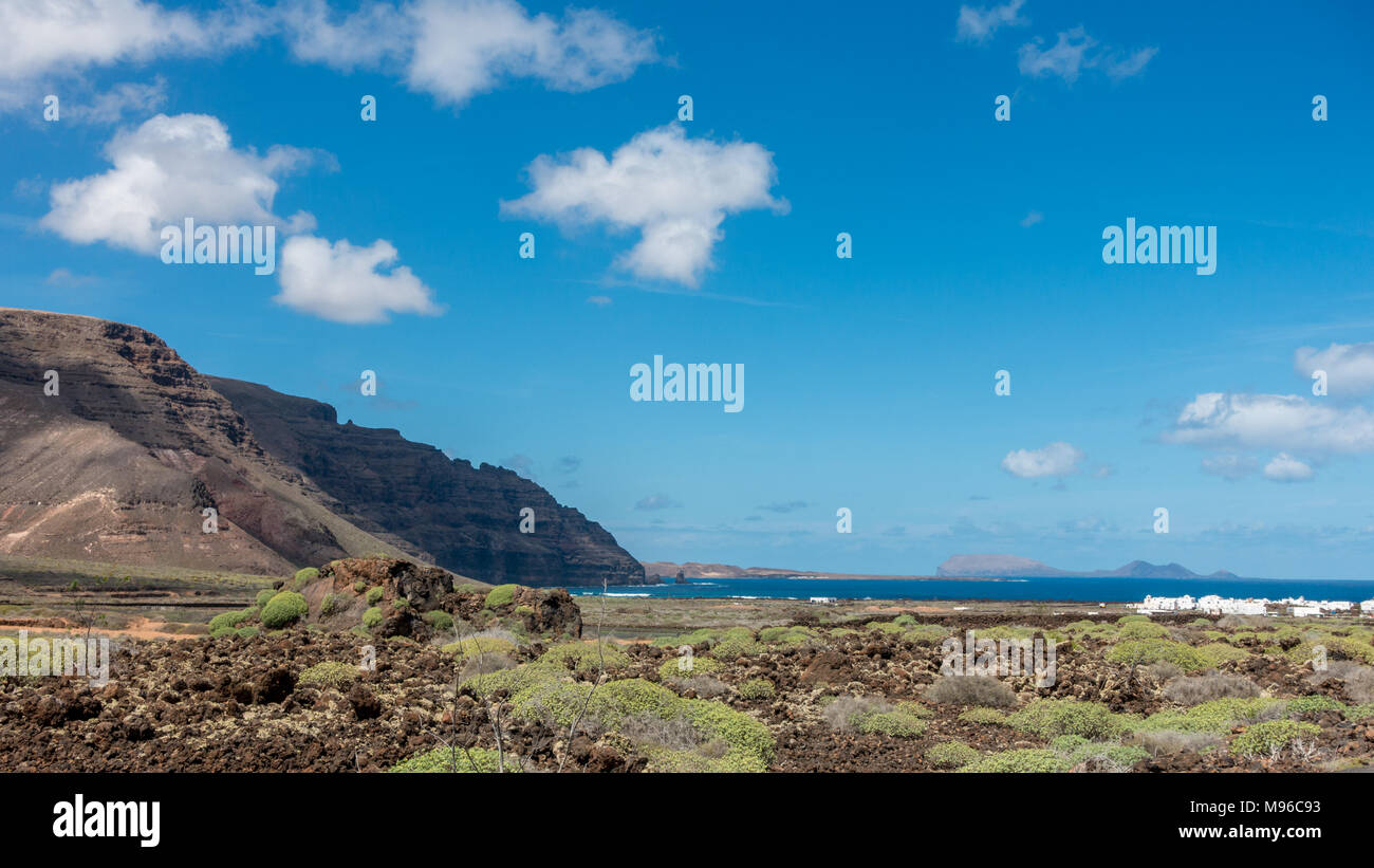 Vues de Orzola village et ses falaises de la pointe nord de Lanzarote à l'ensemble de l'île de La Graciosa Banque D'Images
