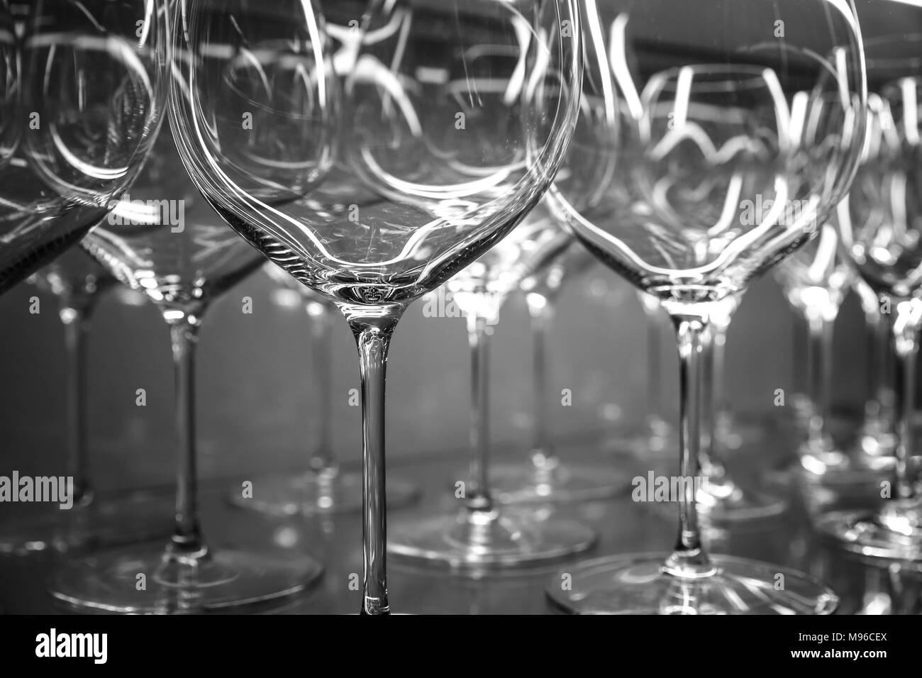 Détail d'un ensemble de verres à vin en argent prêt à l'emploi Banque D'Images