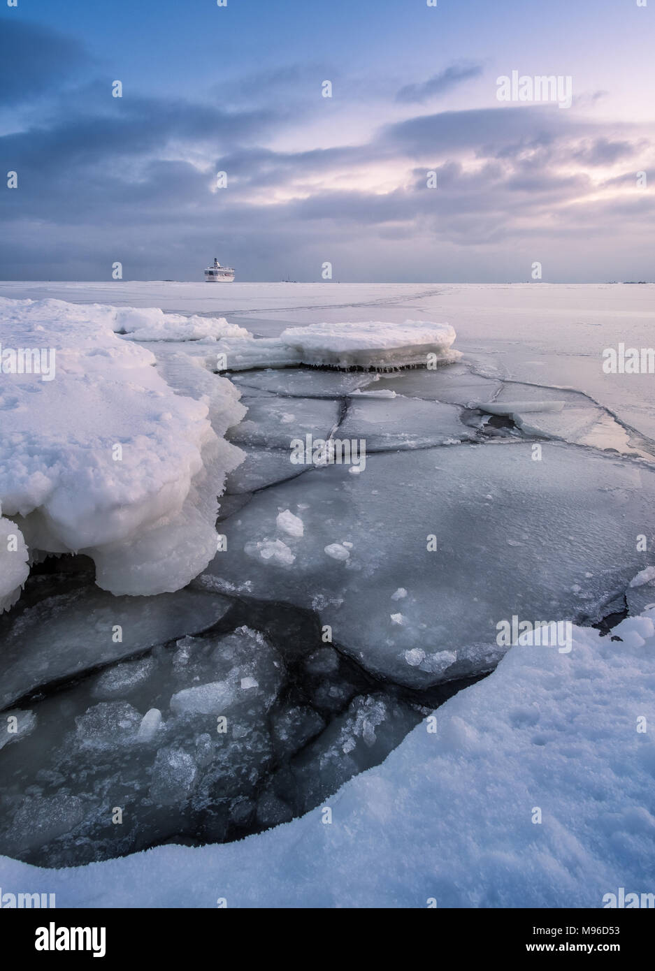 Paysage d'hiver pittoresque avec régulation et coucher du soleil à cold soir à Helsinki, Finlande Banque D'Images