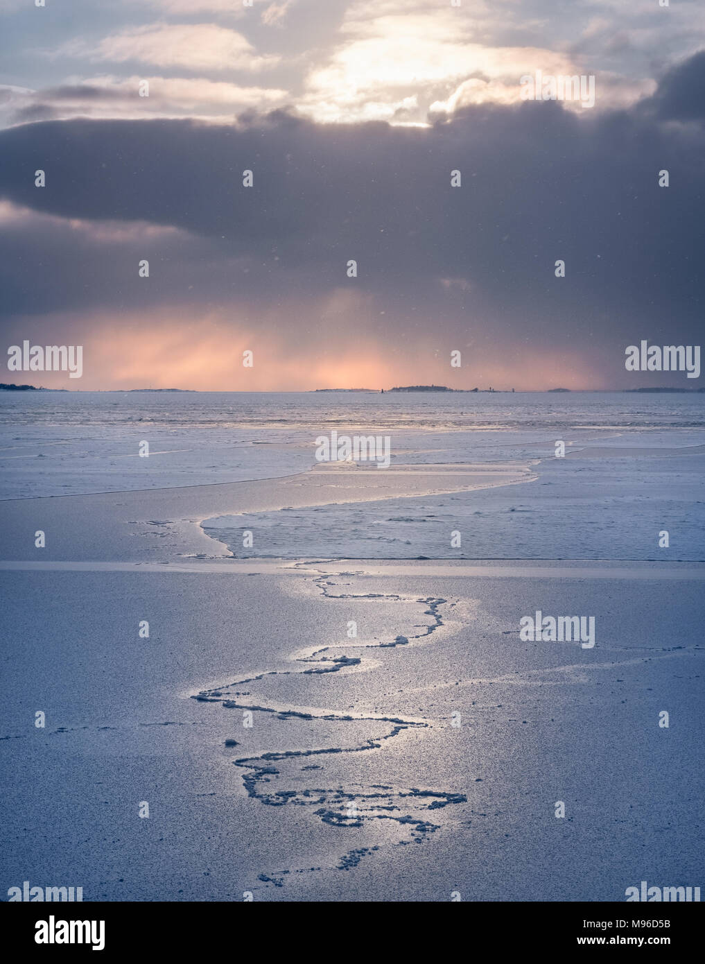 Paysage d'hiver avec vue panoramique sur la mer et le coucher du soleil à glacial soir à Helsinki, Finlande Banque D'Images Paysage d'hiver avec vue panoramique sur la mer et le coucher du soleil à glacial soir à Helsinki, Finlande Banque D'Images