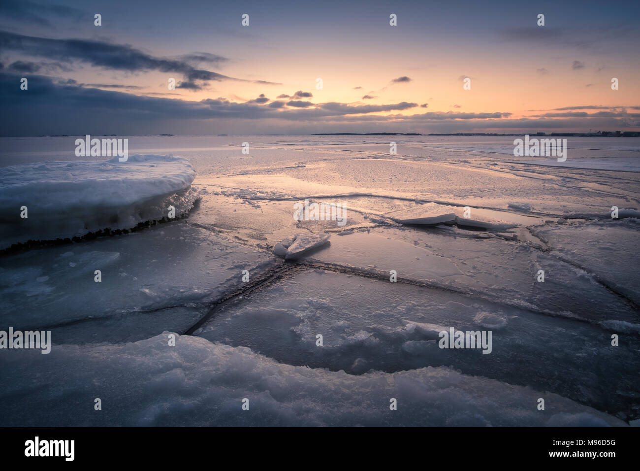 Paysage d'hiver avec vue panoramique sur la mer et le coucher du soleil à glacial soir à Helsinki, Finlande Banque D'Images Paysage d'hiver avec vue panoramique sur la mer et le coucher du soleil à glacial soir à Helsinki, Finlande Banque D'Images