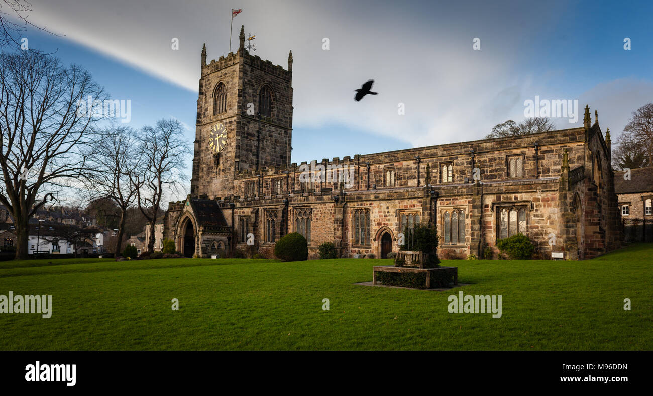 L'église Holy Trinity, Skipton, Yorkshire du Nord avec l'oiseau en vol Banque D'Images