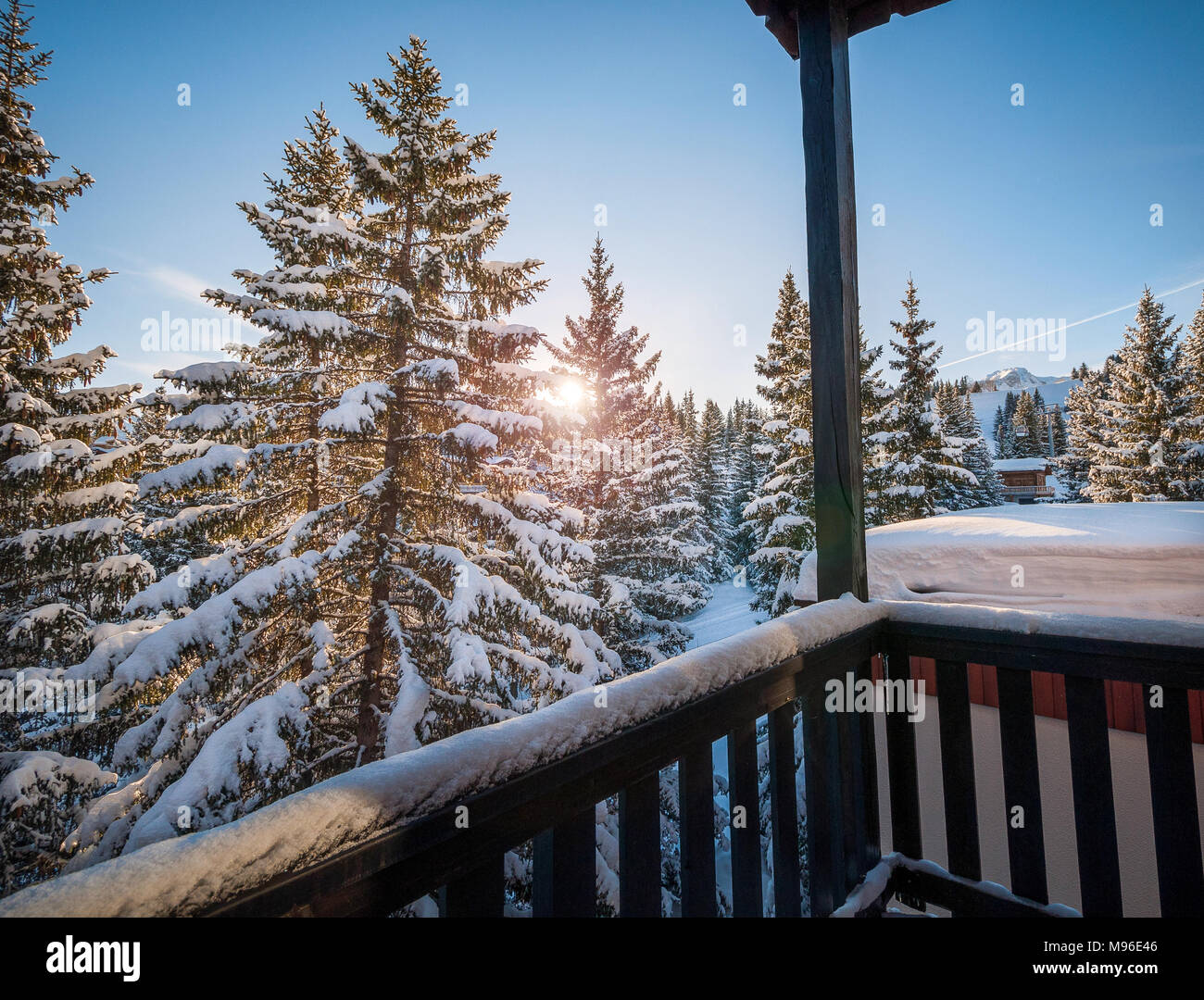 Lever du Soleil calme dans les Dolomites après de fortes chutes de neige dans la région de Chamonix, France. Banque D'Images