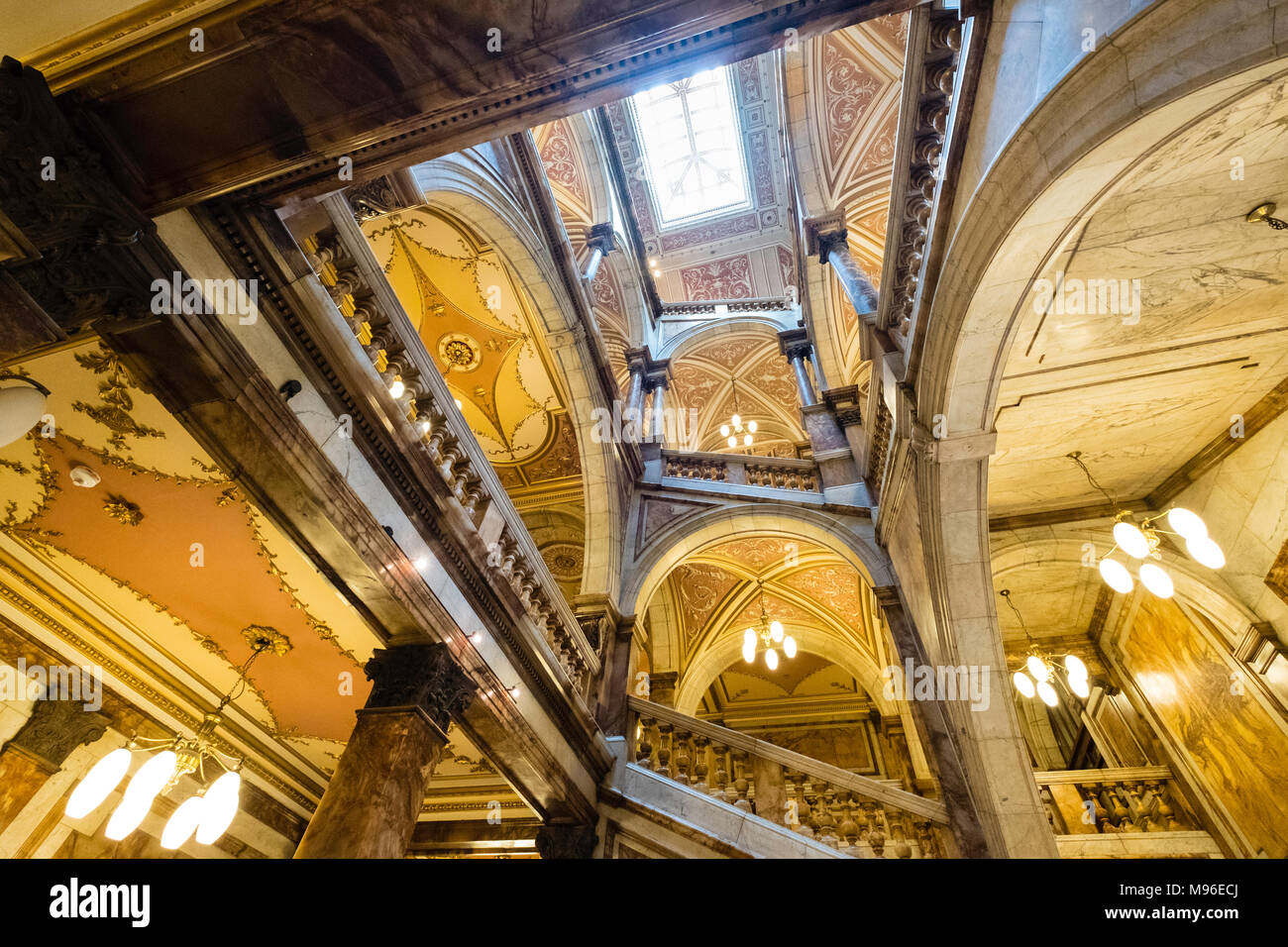 Vue de l'intérieur de l'atrium orné à l'intérieur de Glasgow City Chambers avec décoration en marbre italien, George Square, Glasgow, Ecosse, Royaume-Uni. Banque D'Images