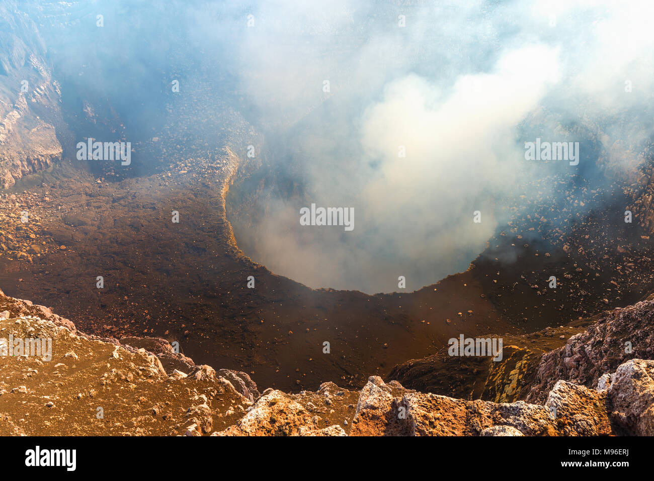 Intérieur du cratère volcanique du volcan Masaya avec gaz à effet de serre (dioxyde de soufre) entre Managua et Grenade, au Nicaragua, en Amérique centrale. Banque D'Images