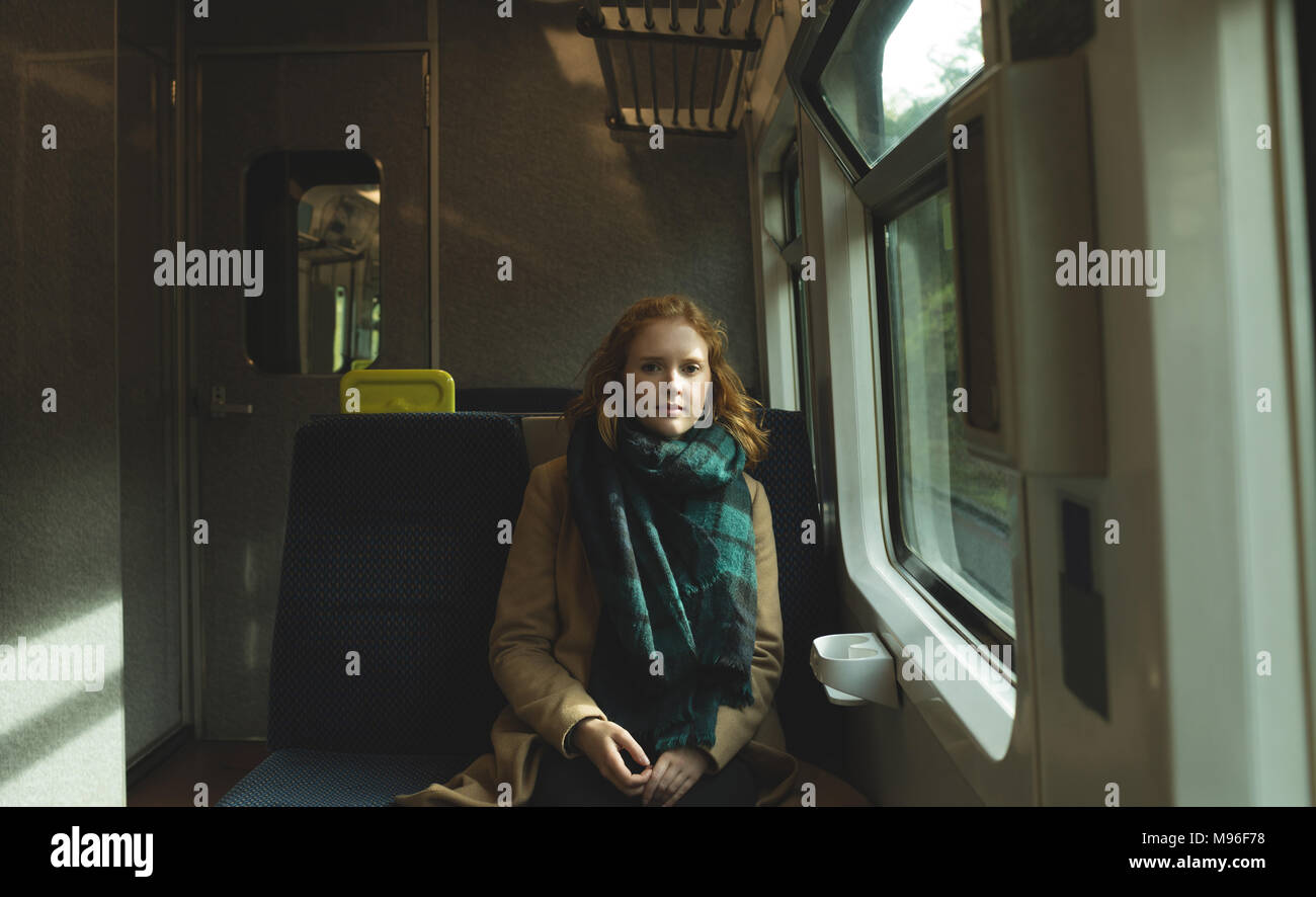 Femme voyageant en train Banque D'Images