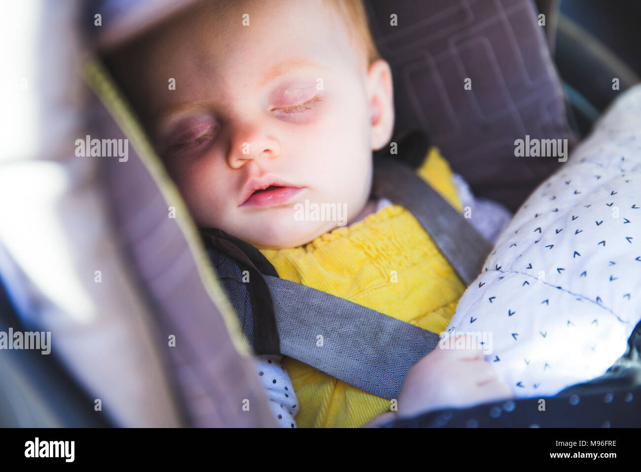 Enfant endormi dans siège-auto Banque D'Images