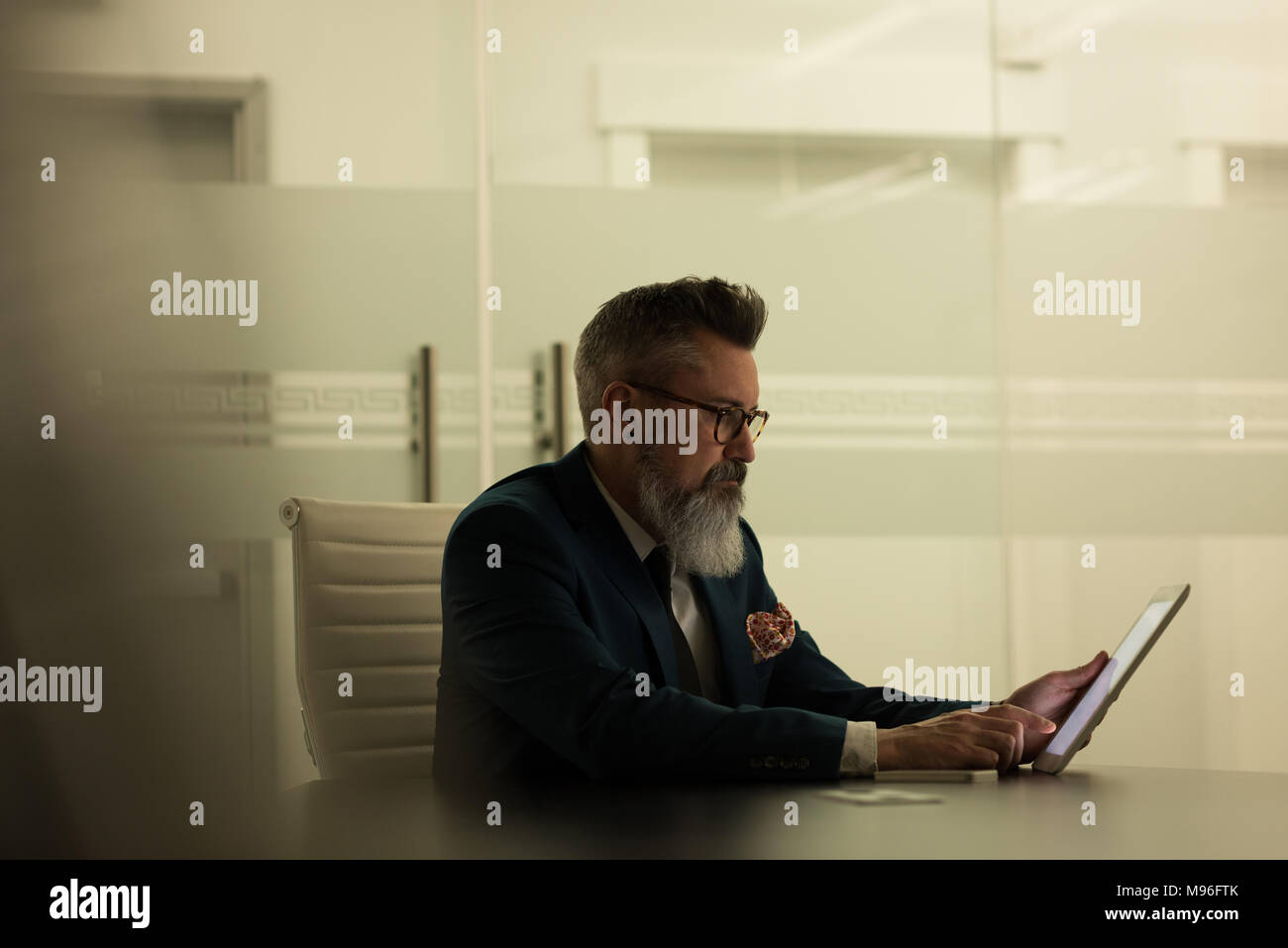 Business executive using digital tablet Banque D'Images