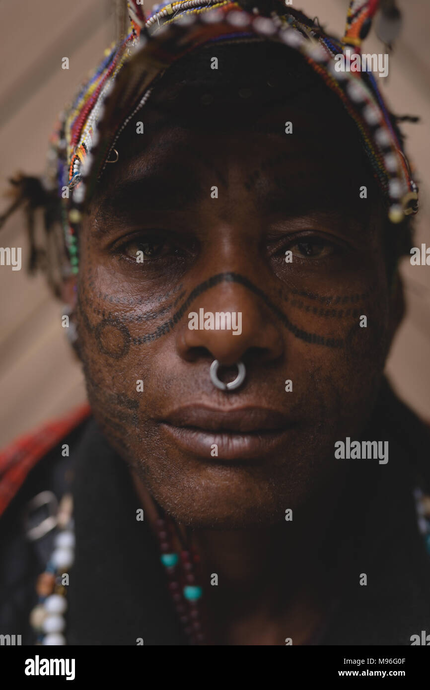 L'homme en costume traditionnel massaï Banque D'Images