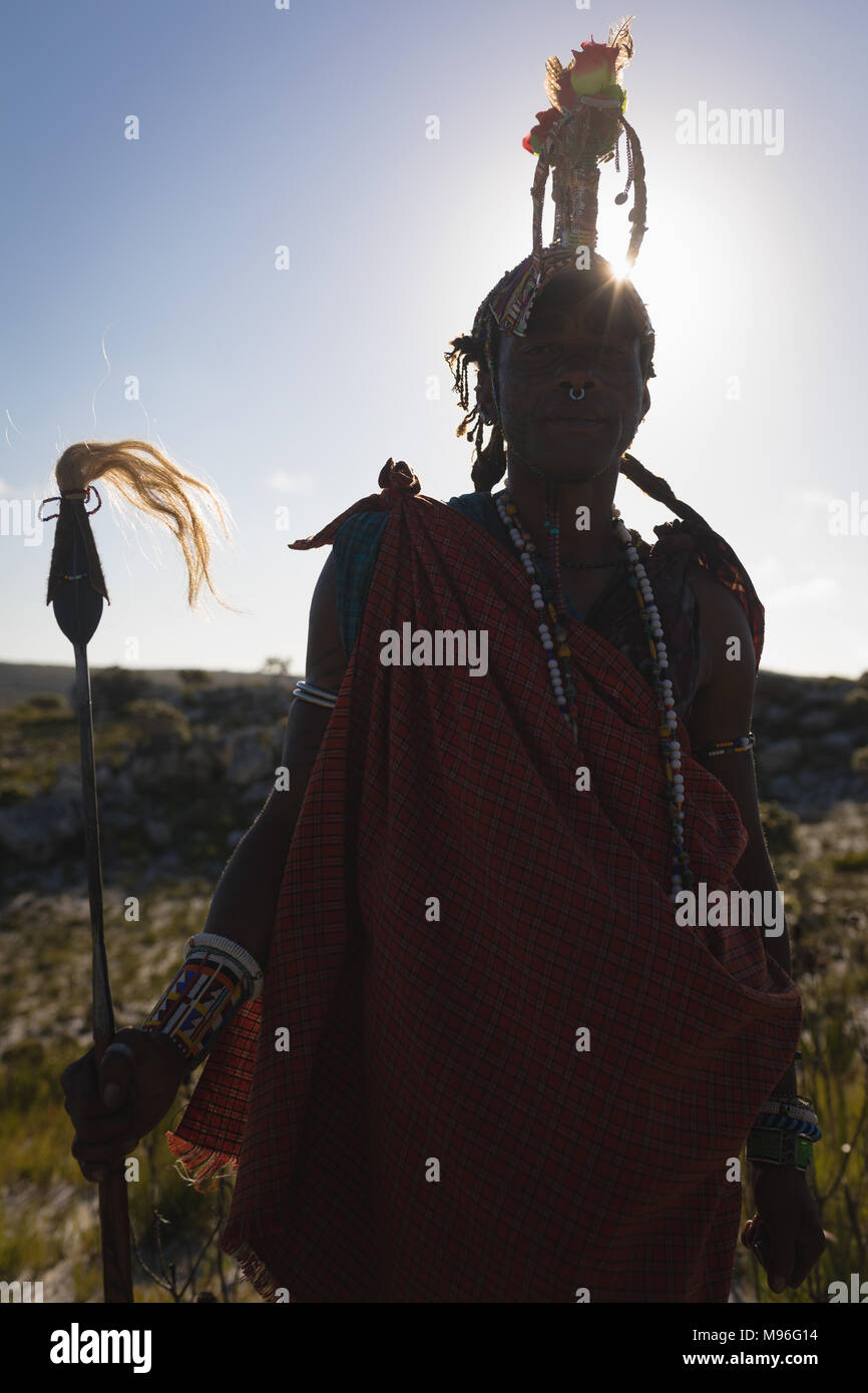 Portrait d'homme Massaï debout à campagne Banque D'Images