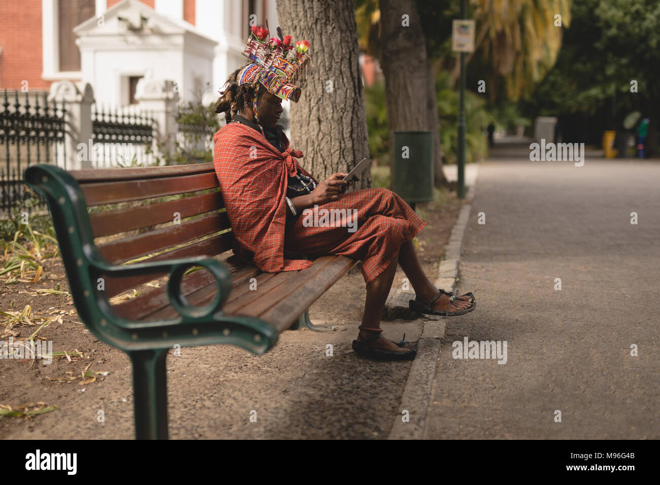 L'homme en costume traditionnel massaï using mobile phone Banque D'Images