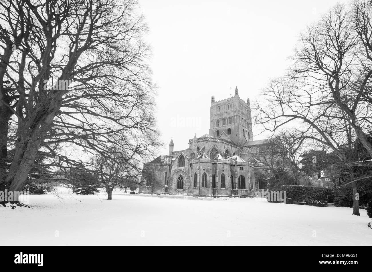 Abbaye de Tewkesbury dans la neige Banque D'Images