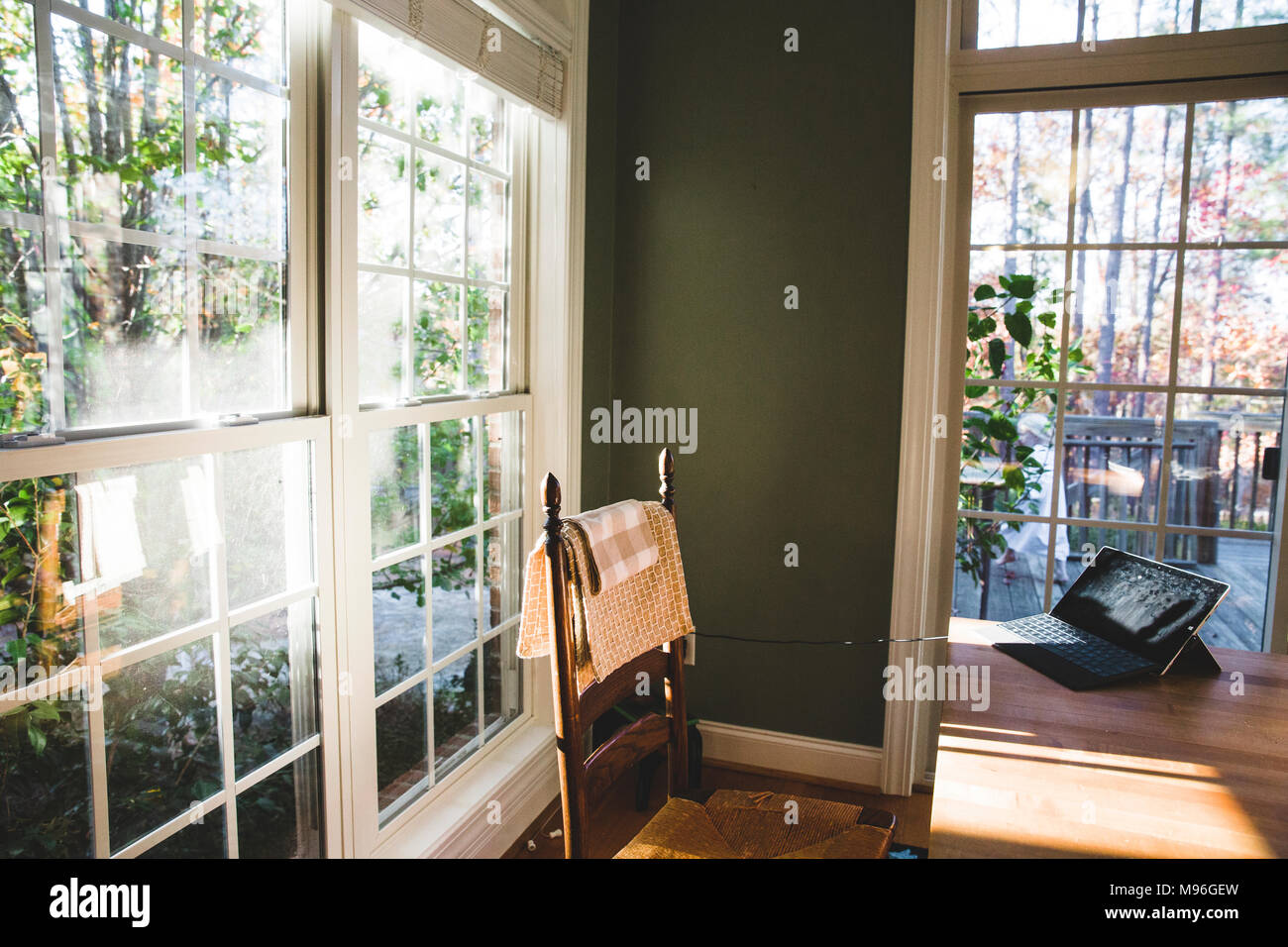 Chaise à côté de table avec tablet Banque D'Images