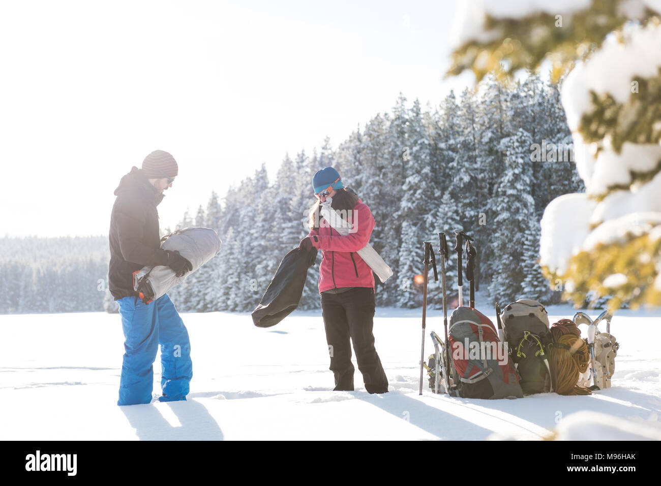 Couple avec sac à dos dans paysage de neige Banque D'Images