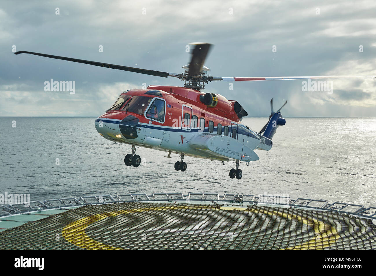 Un hélicoptère S92 de CHC Helicopter Services l'atterrissage sur un navire sismologique lors d'une bourrasque de neige dans la mer du Nord norvégienne. Banque D'Images Un hélicoptère S92 de CHC Helicopter Services l'atterrissage sur un navire sismologique lors d'une bourrasque de neige dans la mer du Nord norvégienne. Banque D'Images