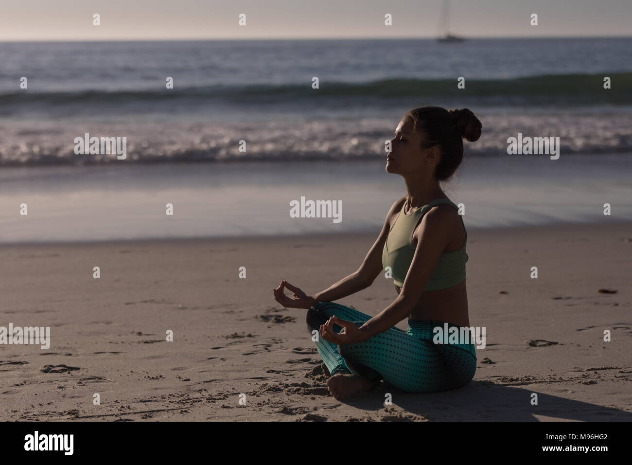 Fit yoga dans la plage Banque D'Images