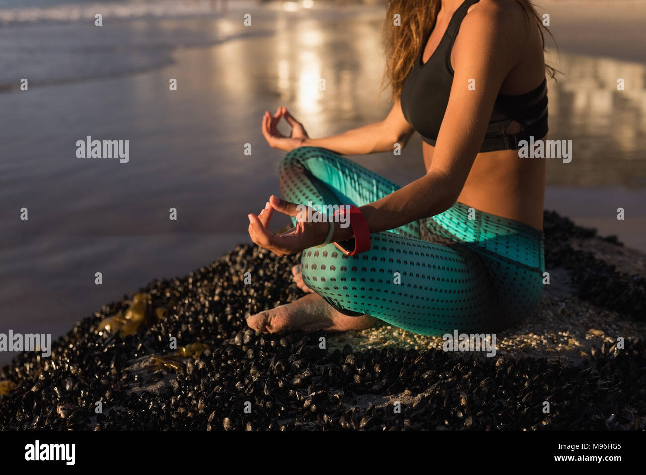 Fit yoga dans la plage Banque D'Images