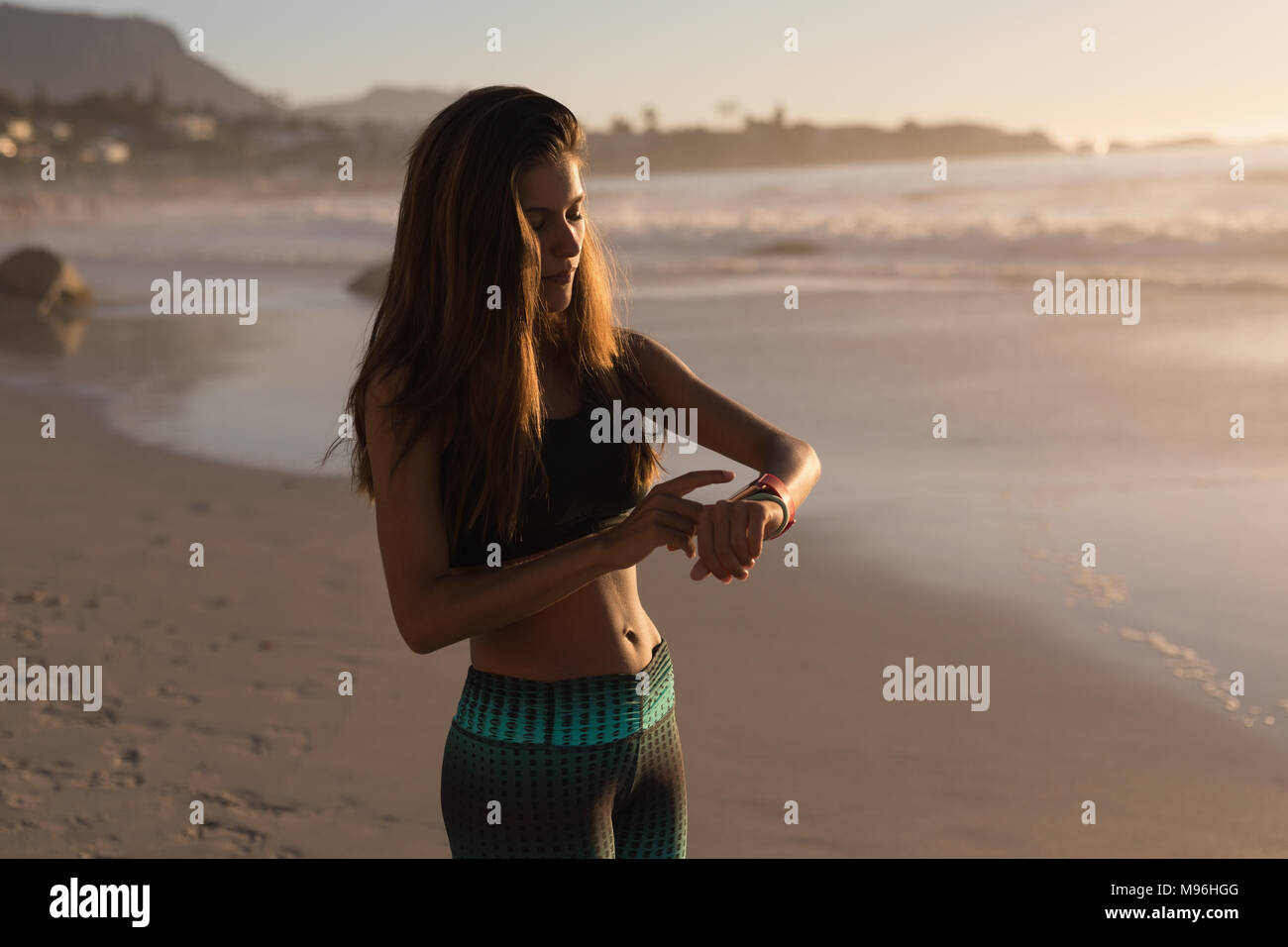 Fit woman en utilisant la plage de smartwatch Banque D'Images