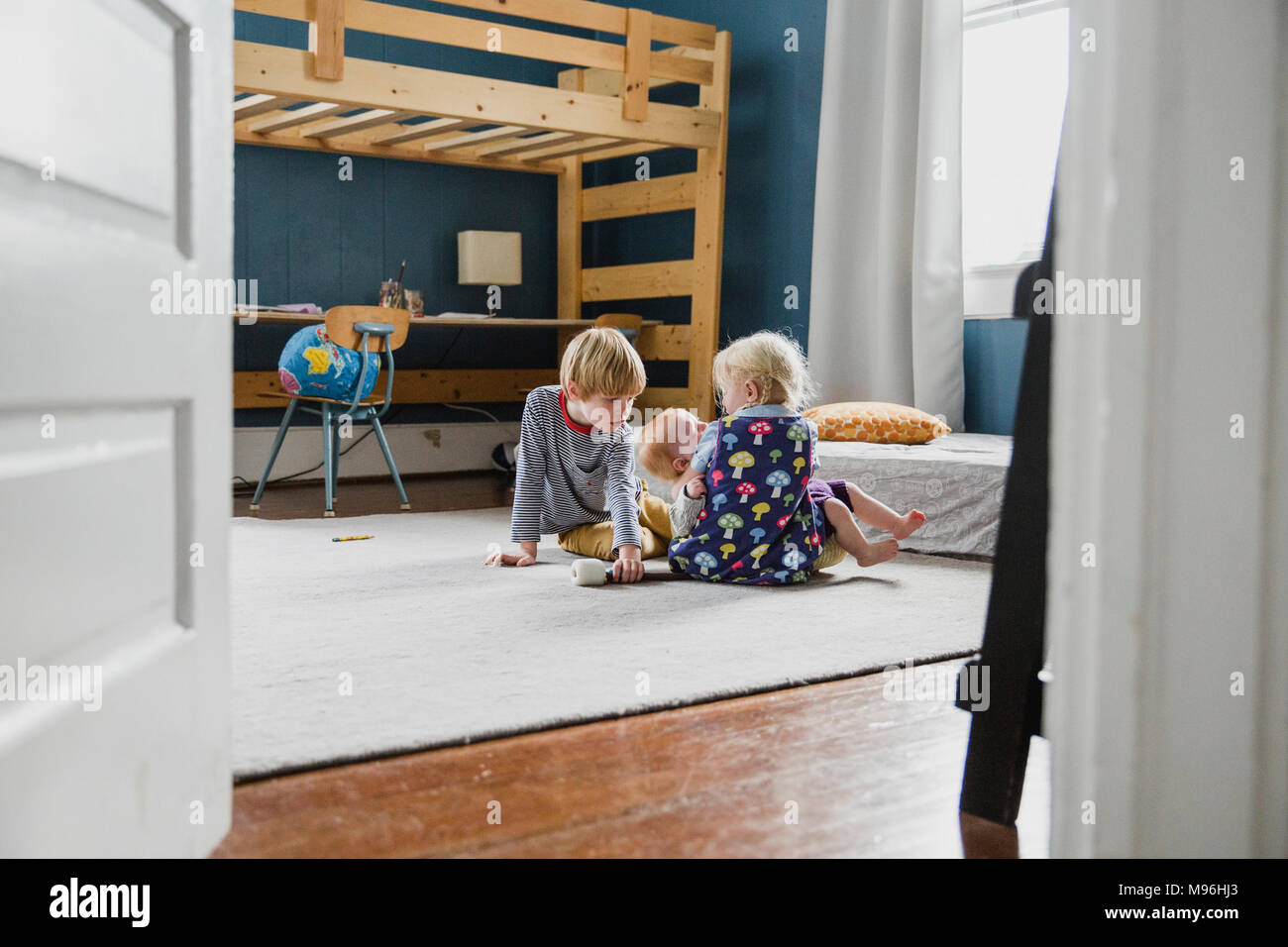 Deux enfants, baby-sitting dans la chambre Banque D'Images