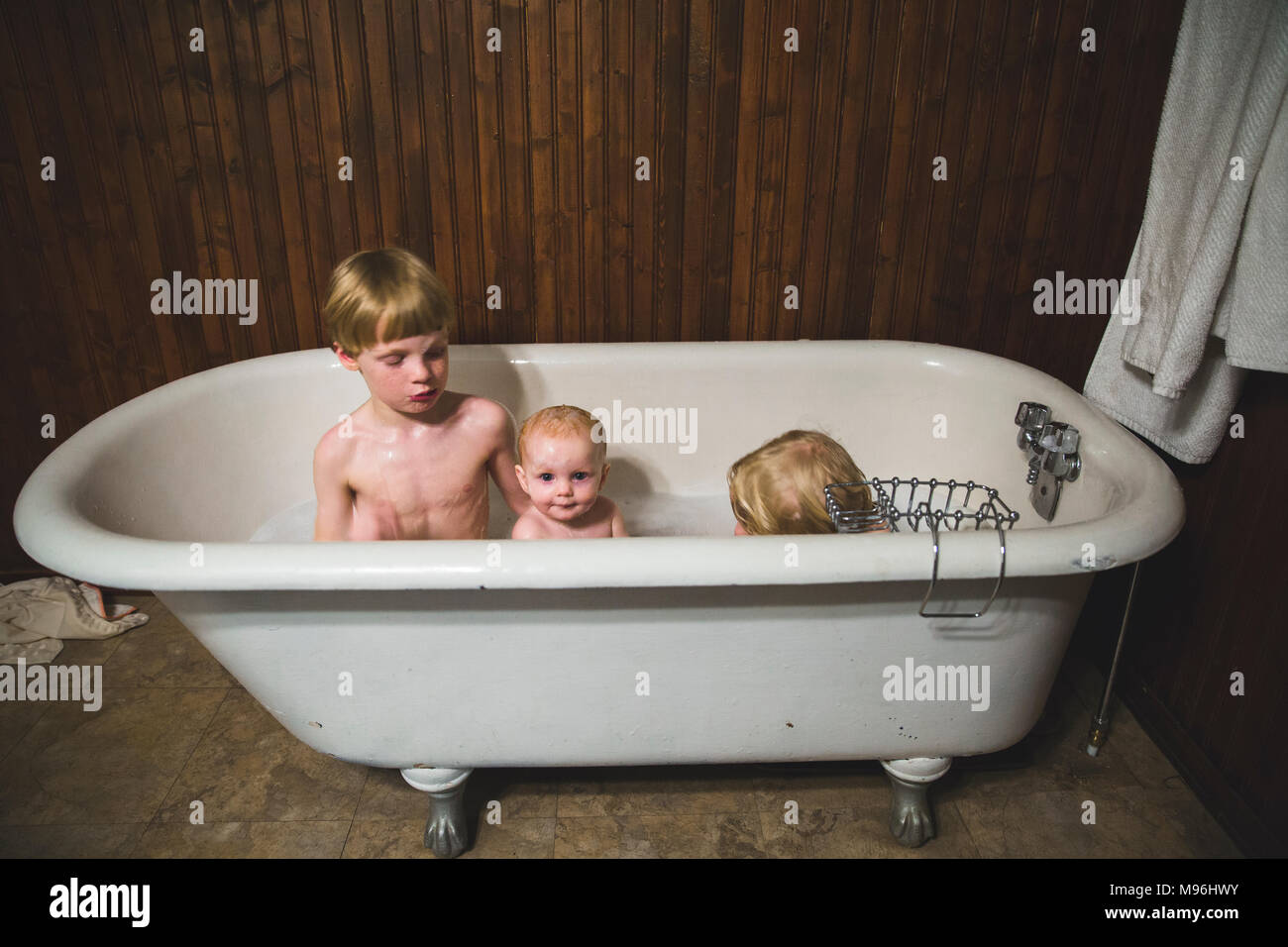 Garçon, fille et bébé jouant la baignoire Banque D'Images