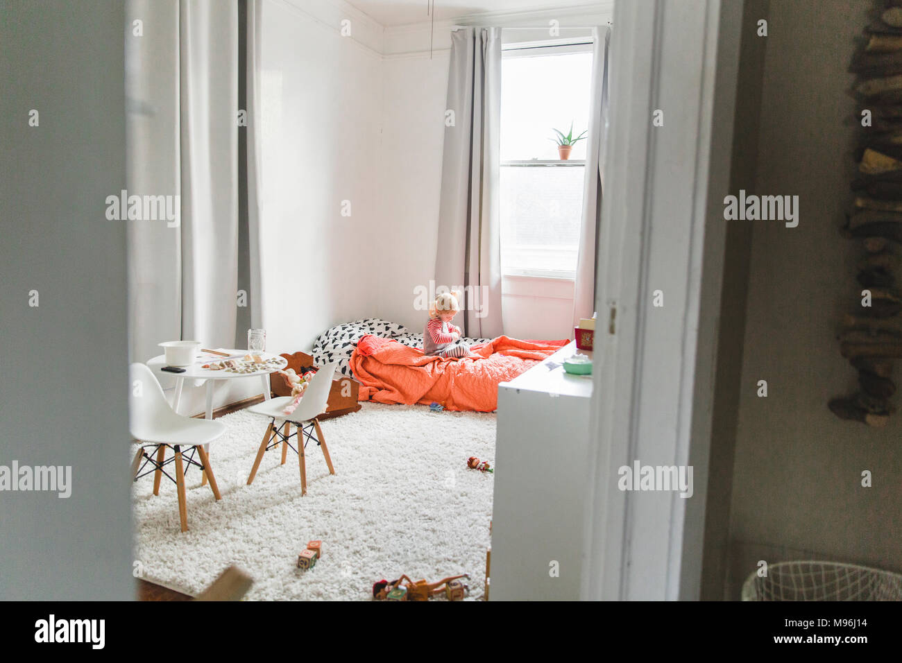 Girl sitting in bed reading Banque D'Images