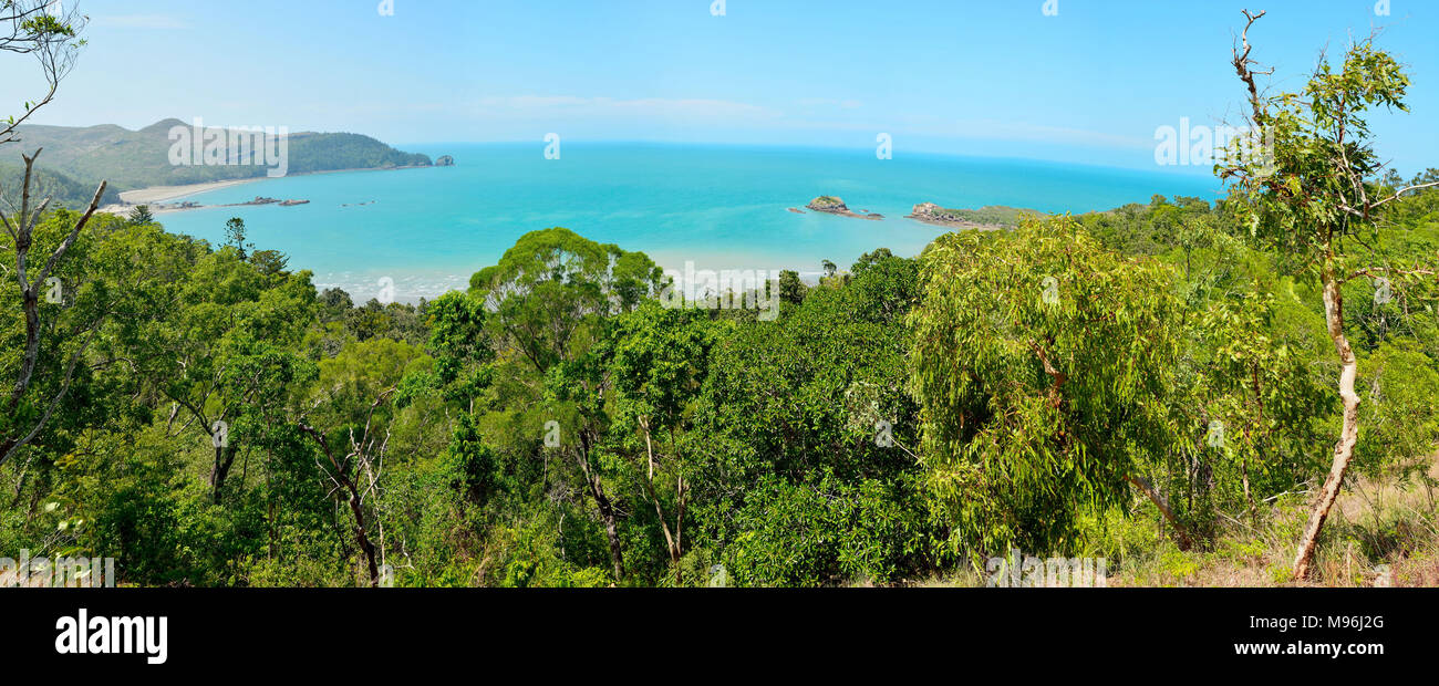 Vue panoramique de Cape Hillsborough avec l'île de coin et Reef dans le parc national de Cape Hillsborough dans le Queensland, Australie. Banque D'Images