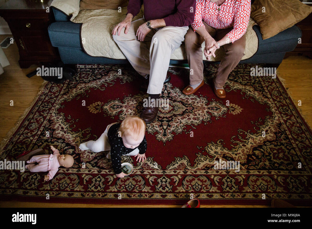 Sur la table de la famille avec bébé et poupée sur le plancher Banque D'Images