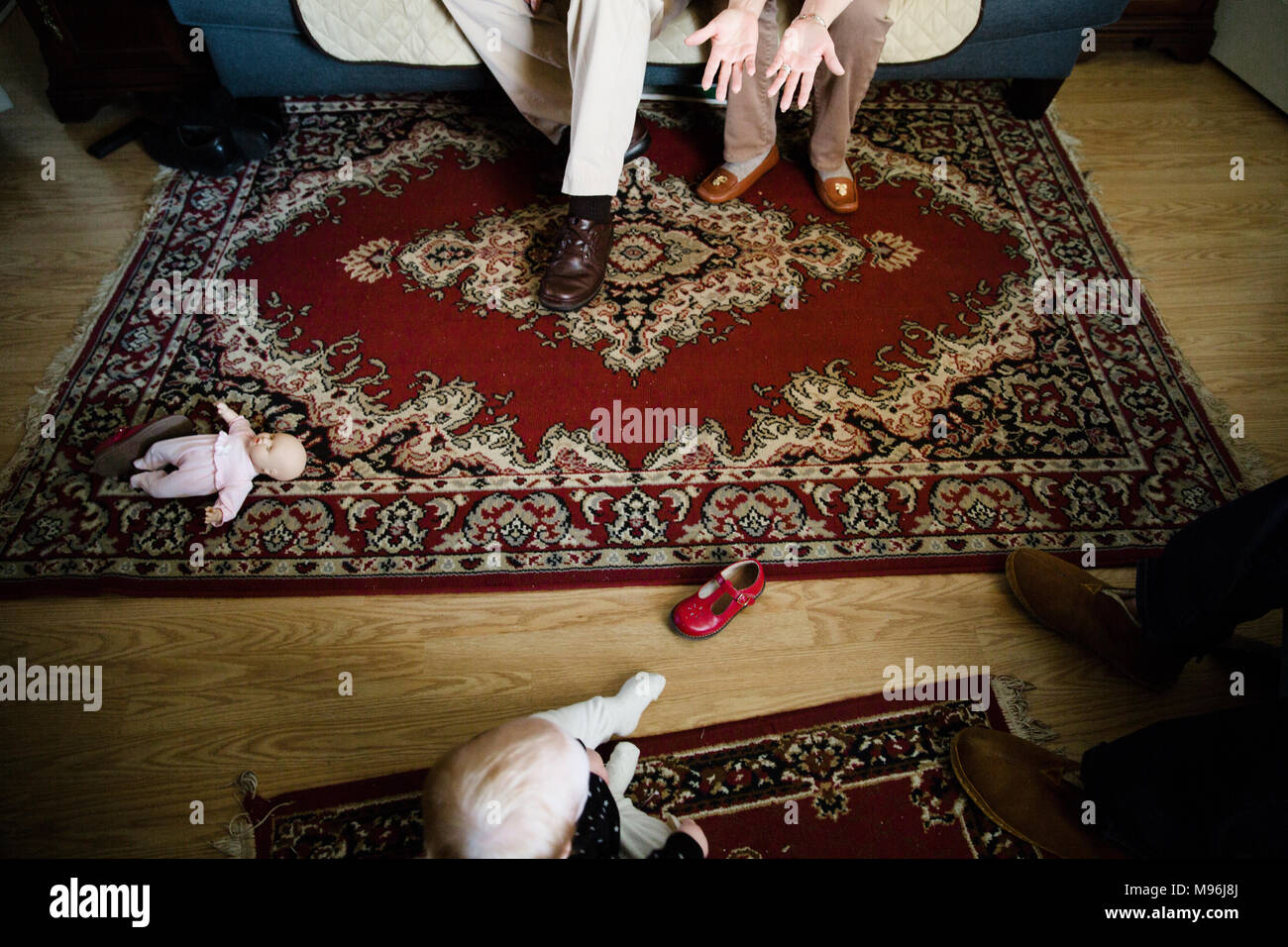 Sur la table de la famille avec bébé et poupée sur le plancher Banque D'Images