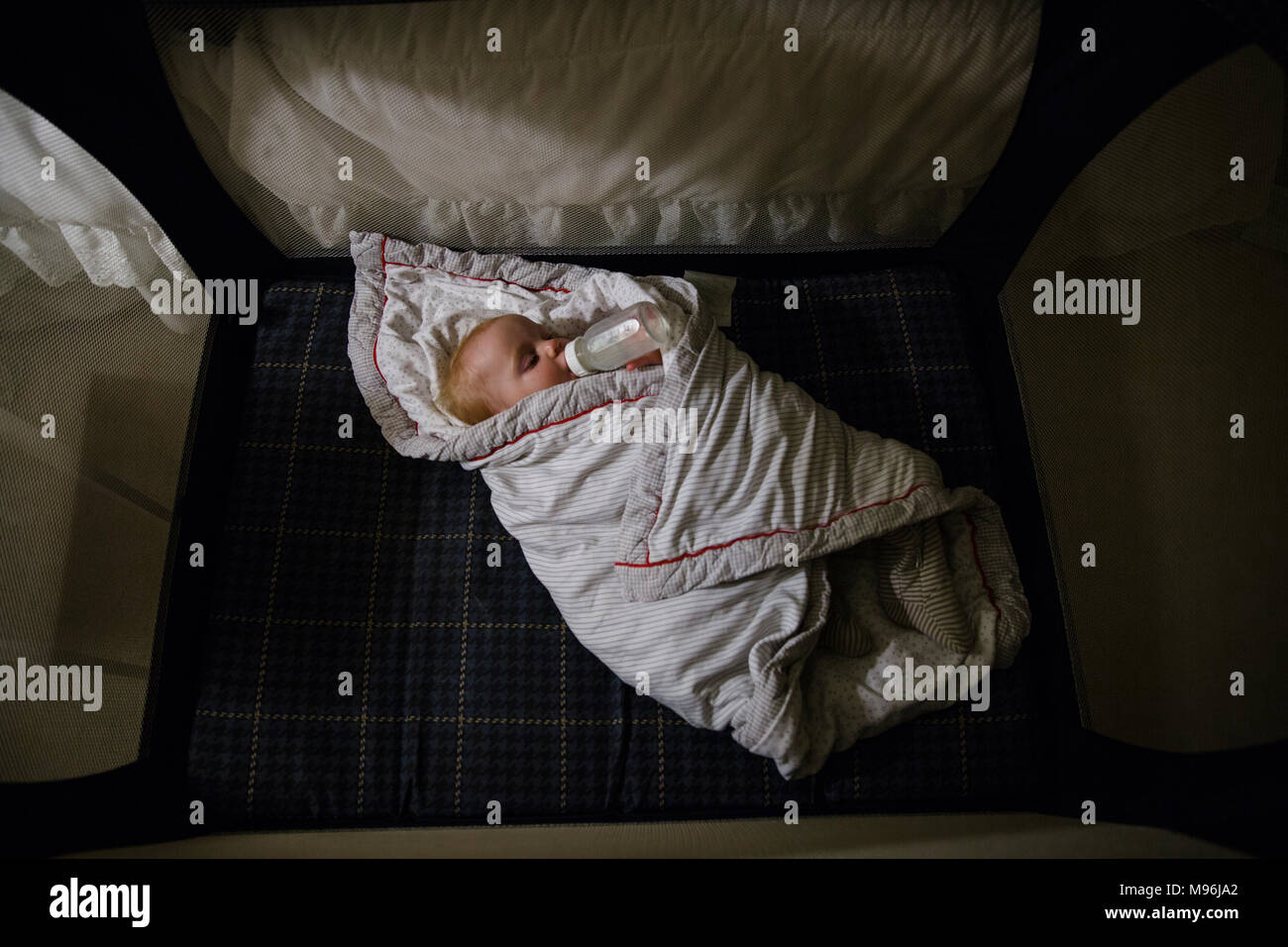 Bouteille De Boisson Bebe Portant Sur Le Lit Recouvert D Une Couverture Photo Stock Alamy