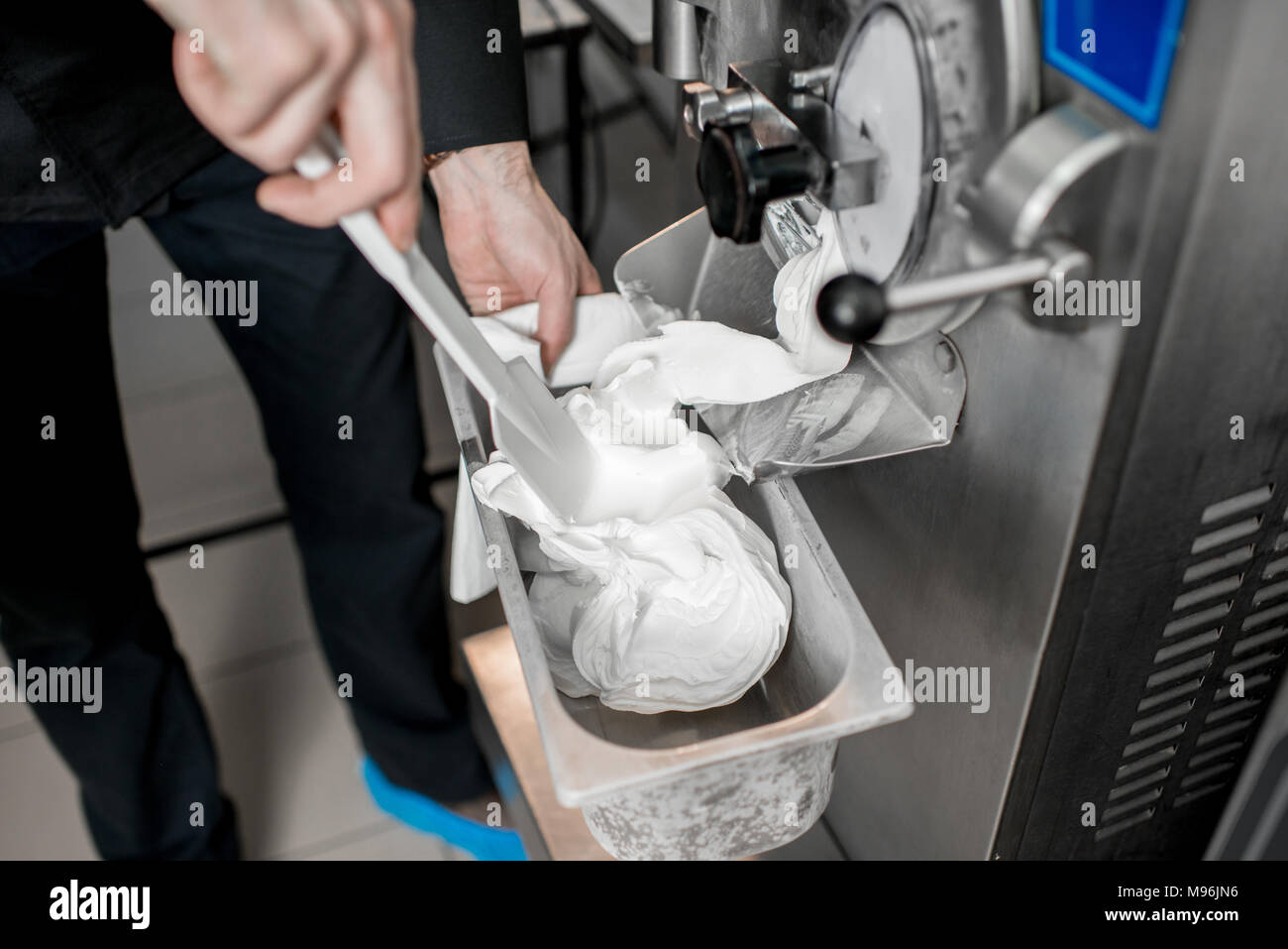 Chef de la crème glacée à partir de blanc la sorbetière machine dans la fabrication de petits Banque D'Images