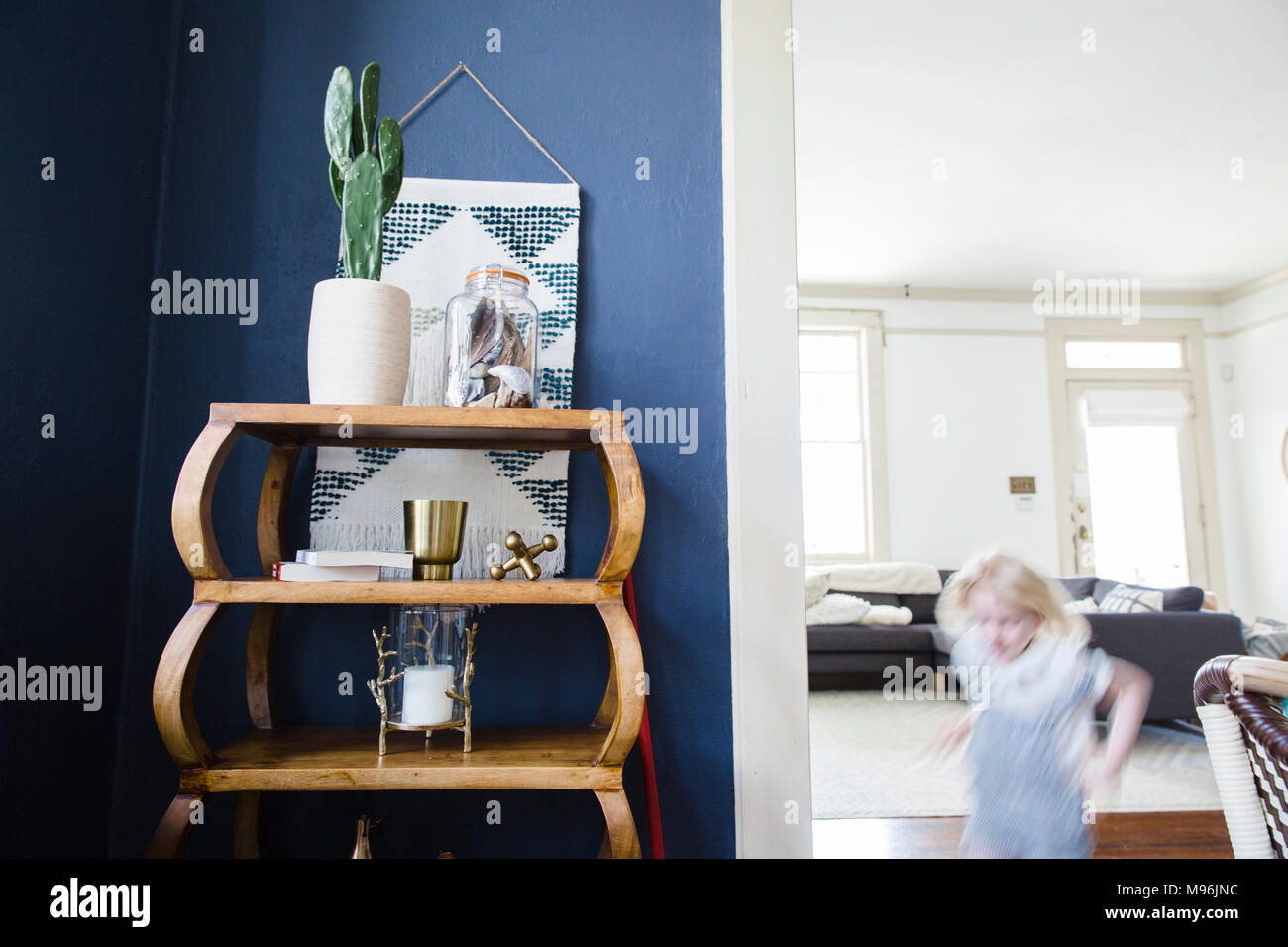 Cactus sur étagère avec enfant tournant en arrière-plan Banque D'Images